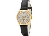 gros plan d'une montre sur fond blanc