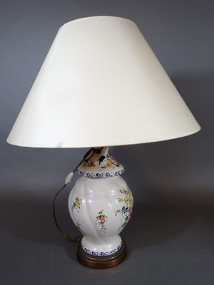 Pied de lampe en céramique à décor de motifs floraux polychr…