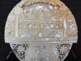 une boîte ancienne en ivoire sculpté, surmontée d'un oiseau
