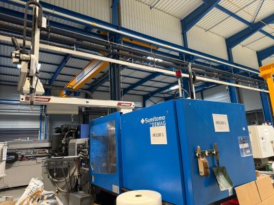 une machine qui se trouve à l'intérieur d'un bâtiment