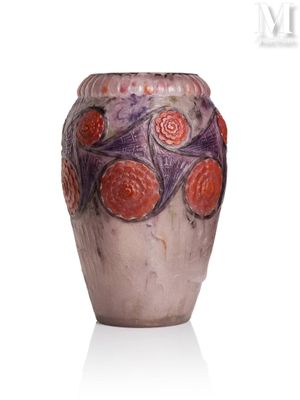 un vase posé sur une surface blanche