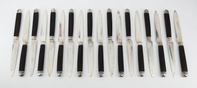 six types de stylos différents sont alignés sur une surface blanche