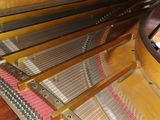 un gros plan d'un piano posé sur une table