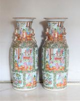 CANTON. Grande paire de vases en porcelaine à décor en émaux…