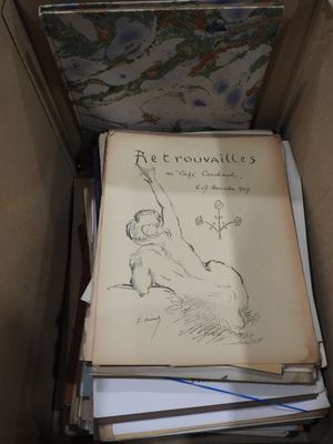 une boîte sur laquelle est dessinée une femme assise sur une pile de papiers