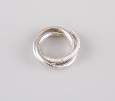 gros plan d'une bague en argent sur une surface blanche