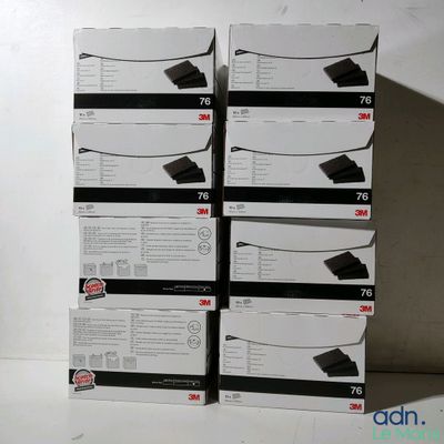 plusieurs boîtes contenant du matériel électronique noir et blanc posées sur une table