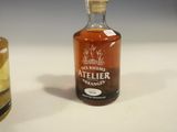 une bouteille d'alcool à côté d'un verre rempli de liquide