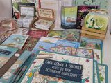 de nombreux livres posés sur une table, avec des ciseaux et d'autres objets