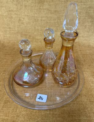 trois carafes en verre posées sur un plateau, avec une étiquette de prix