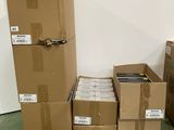 de nombreux cartons posés sur le sol de la pièce