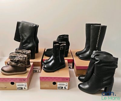 plusieurs paires de bottes pour femmes posées sur des cartons