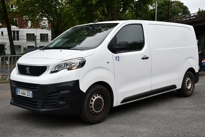 une camionnette blanche garée sur le parking