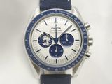 un gros plan d'une montre avec un bracelet bleu sur fond blanc