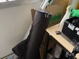 un parapluie posé sur un bureau près d'une fenêtre
