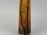un grand vase orné d'une peinture représentant des arbres