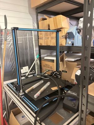 une machine qui se trouve sur une étagère dans une pièce