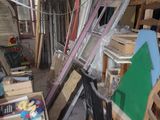 une pièce remplie de matériel et d'outils artistiques de toutes sortes