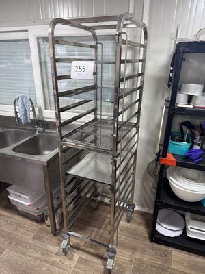 une étagère métallique sur laquelle sont posés plusieurs plateaux