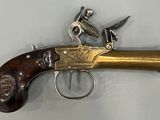 gros plan d'un pistolet sur une surface blanche