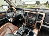 l'intérieur d'un camion avec un volant, un tableau de bord et les commandes du tableau de bord