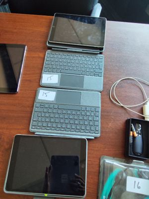 trois ordinateurs portables et une tablette posés côte à côte sur une table