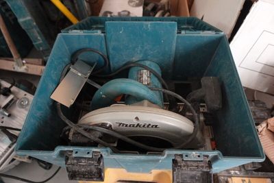 une boîte à outils bleue avec des outils sur une table