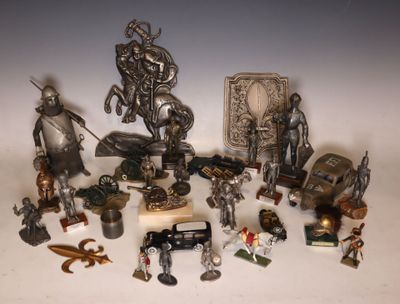 de nombreuses figurines en argent posées sur une table