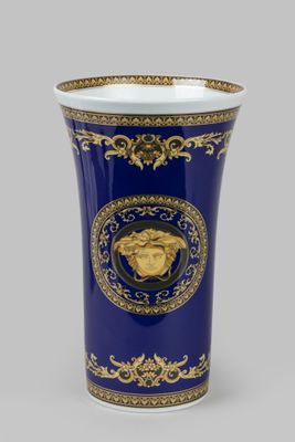 vase bleu et or orné d'une tête de Méduse sur le devant