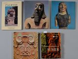 quatre livres posés contre un mur, avec la photo d'un homme portant un masque à gaz