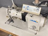une machine à coudre posée sur une table