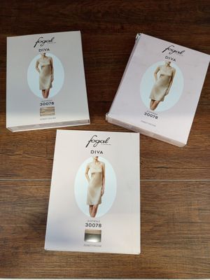 trois boîtes emballées sur lesquelles figure l'image d'une femme en robe
