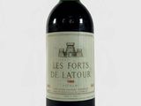 une bouteille de vin posée sur une table