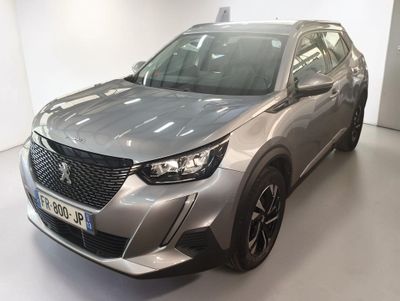 vue de face d'un SUV argenté garé dans une pièce blanche