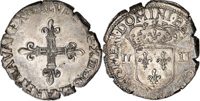 une pièce d'argent avec une croix au recto et une couronne au verso