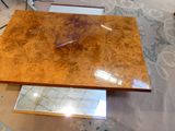 une table sur laquelle est posé un miroir