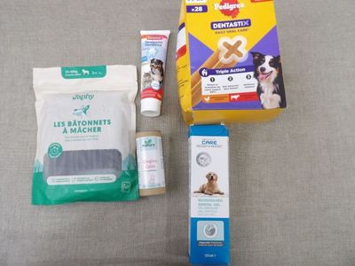 un tube de dentifrice, une brosse à dents, un tube de dentifrice, un tube de dentifrice, un tube de dentifrice et un tube de dentifrice