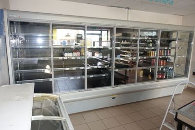 SUR DESIGNATION : Une vitrine murale réfrigérée (froid positif) sept p