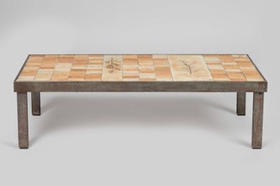 une table basse en bois avec un plateau en carrelage et des pieds en métal