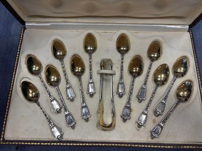 un lot de cuillères et de cuillères à soupe dans une boîte