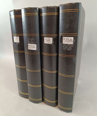 quatre livres sont alignés sur une surface blanche