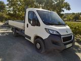 un camion blanc garé sur le bord de la route