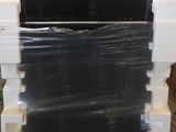un four noir et blanc rangé dans un carton