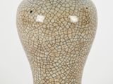 un petit vase dont la surface est craquelée