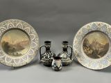 trois assiettes et un vase posés les uns à côté des autres sur une table