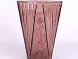 vase en verre rose orné d'un motif représentant un homme et une femme