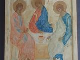 un vieux tableau représentant trois personnes assises sur un banc