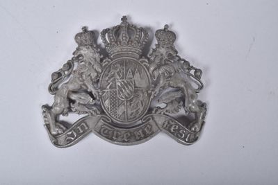 une image représentant un insigne argenté sur un fond blanc