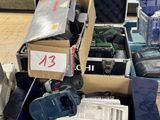 une caisse à outils posée par terre à côté d'autres caisses