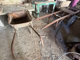 une brouette au milieu d'une pièce sale